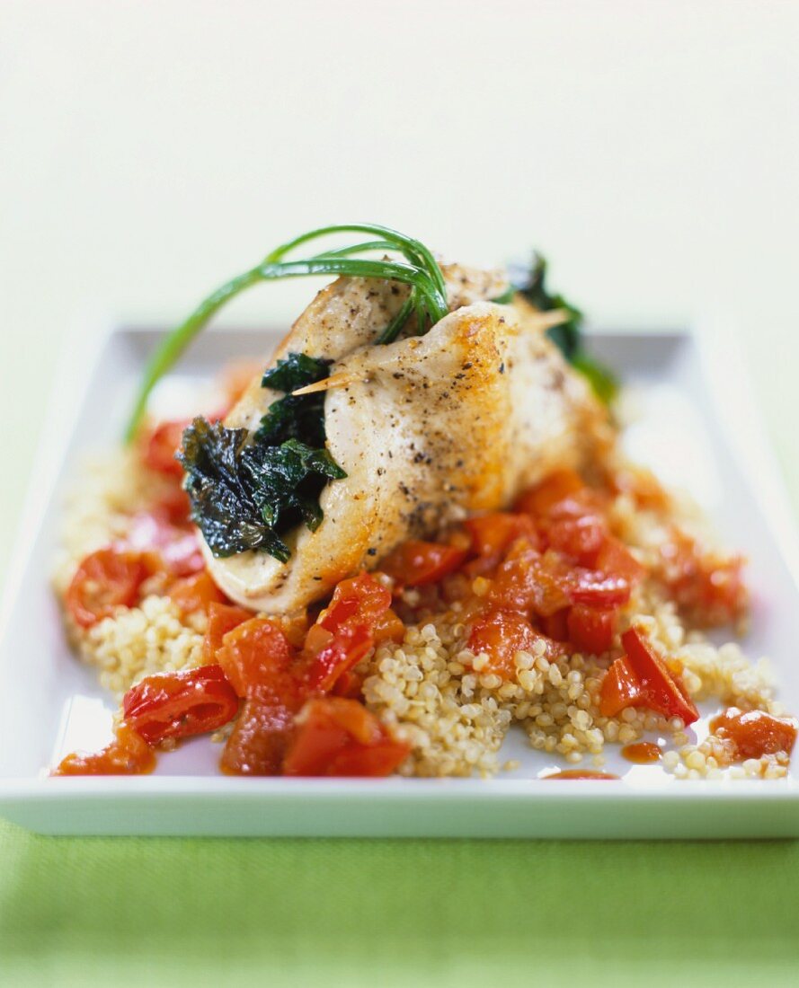 Hähnchenbrust mit Petersilie auf Quinoa und Paprika