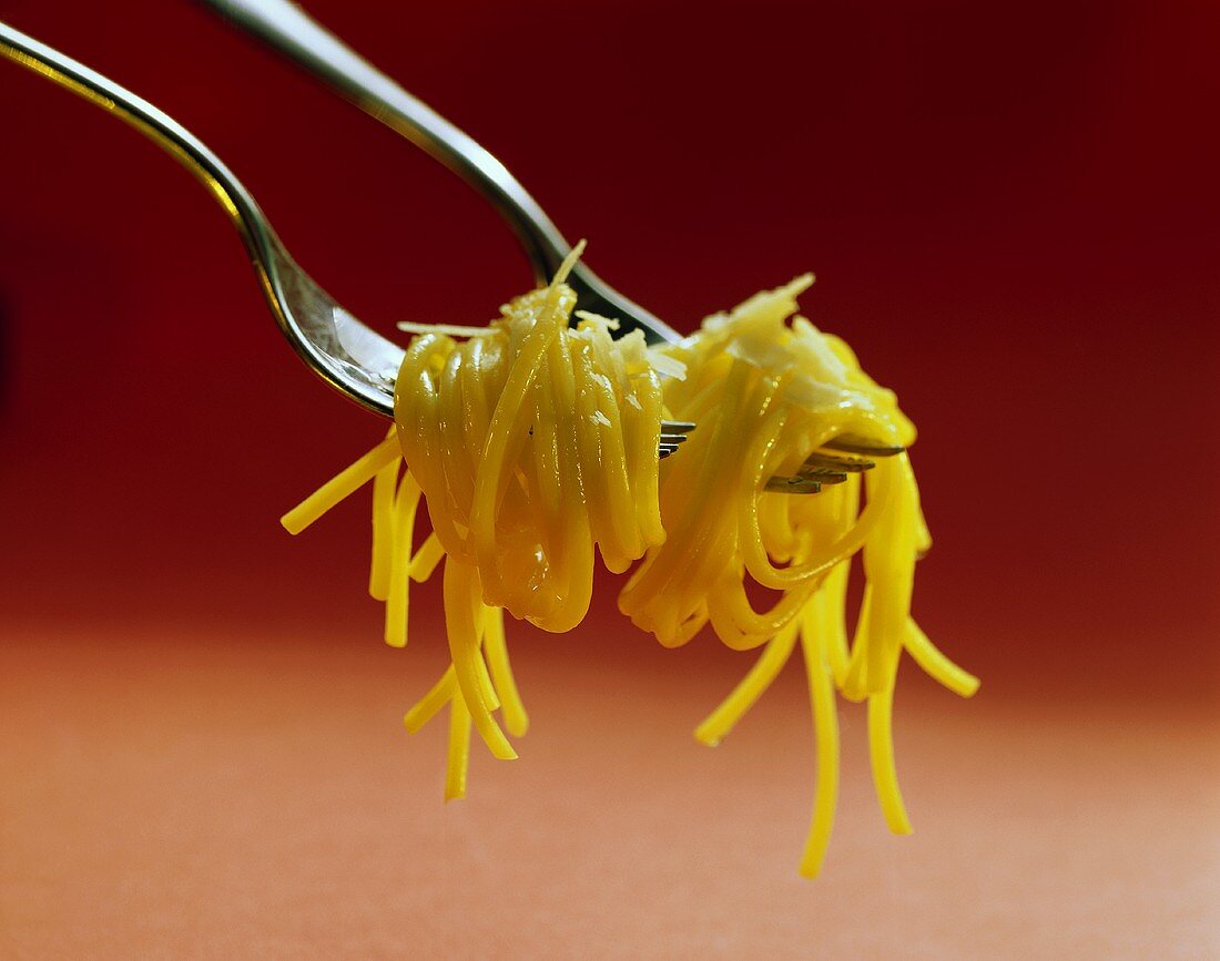Spaghetti mit Käse auf Gabel
