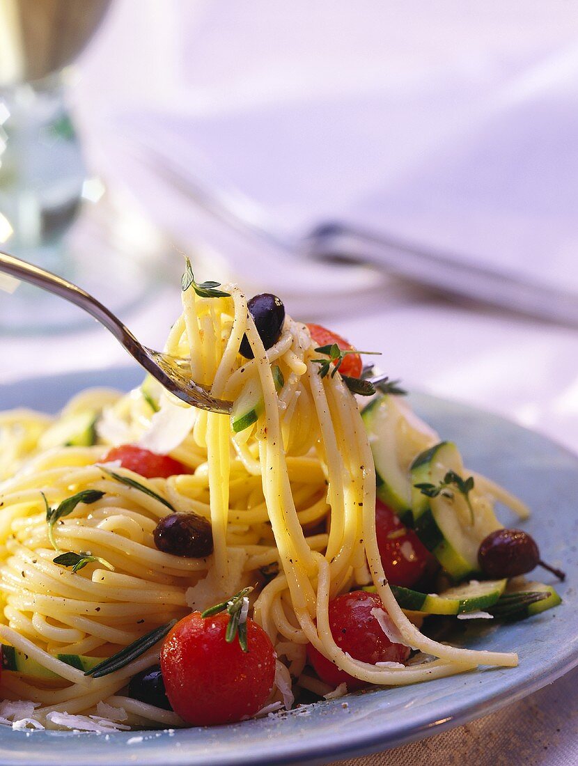 Spaghetti mit Gemüse und Kräutern