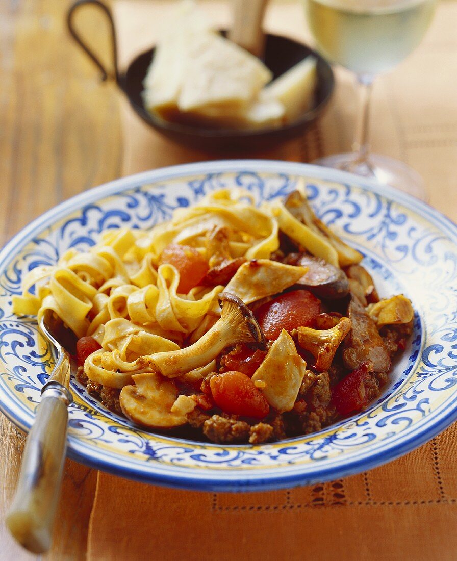 Pasta con il sugo antico (Nudeln mit Pilz-Fleisch-Sauce)