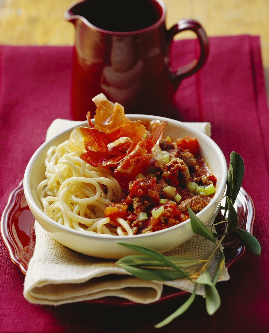 Nudeln mit Fleischragout und getrockneten Schinken