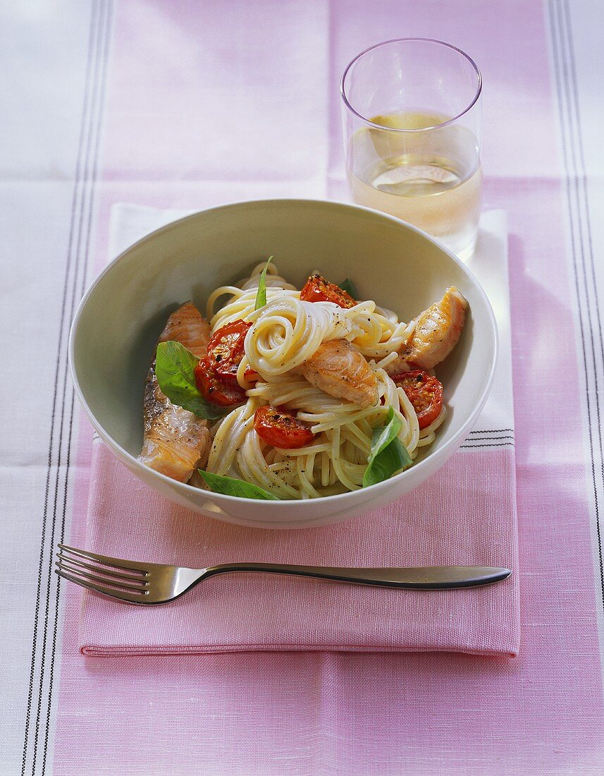 Spaghetti with salmon and cherry tomatoes
