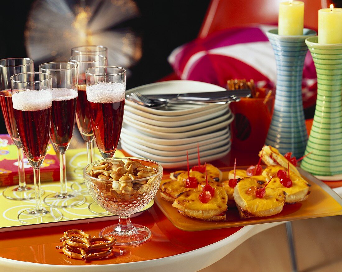 Buffet mit Kir Royal, Snacks und Hawaii-Toast