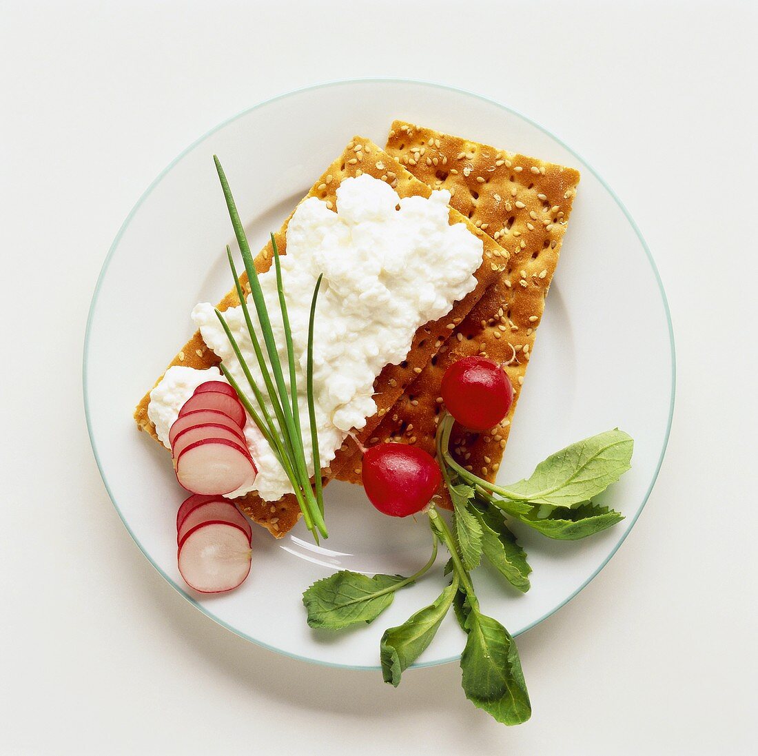 Knäckebrot mit Hüttenkäse und Radieschen