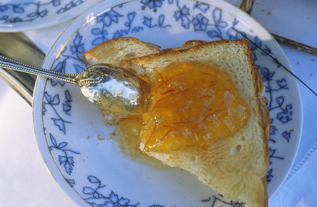 Toast mit Orangenmarmelade