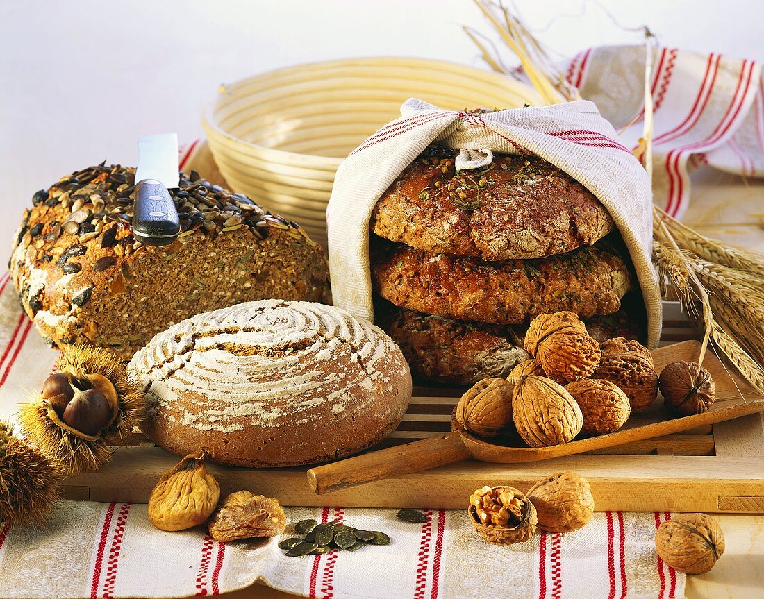 Stillleben mit dunklen Broten und Nüssen