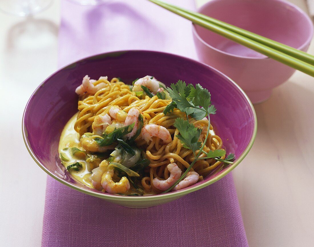 Asiatische Nudeln mit Shrimps-Curry-Sauce