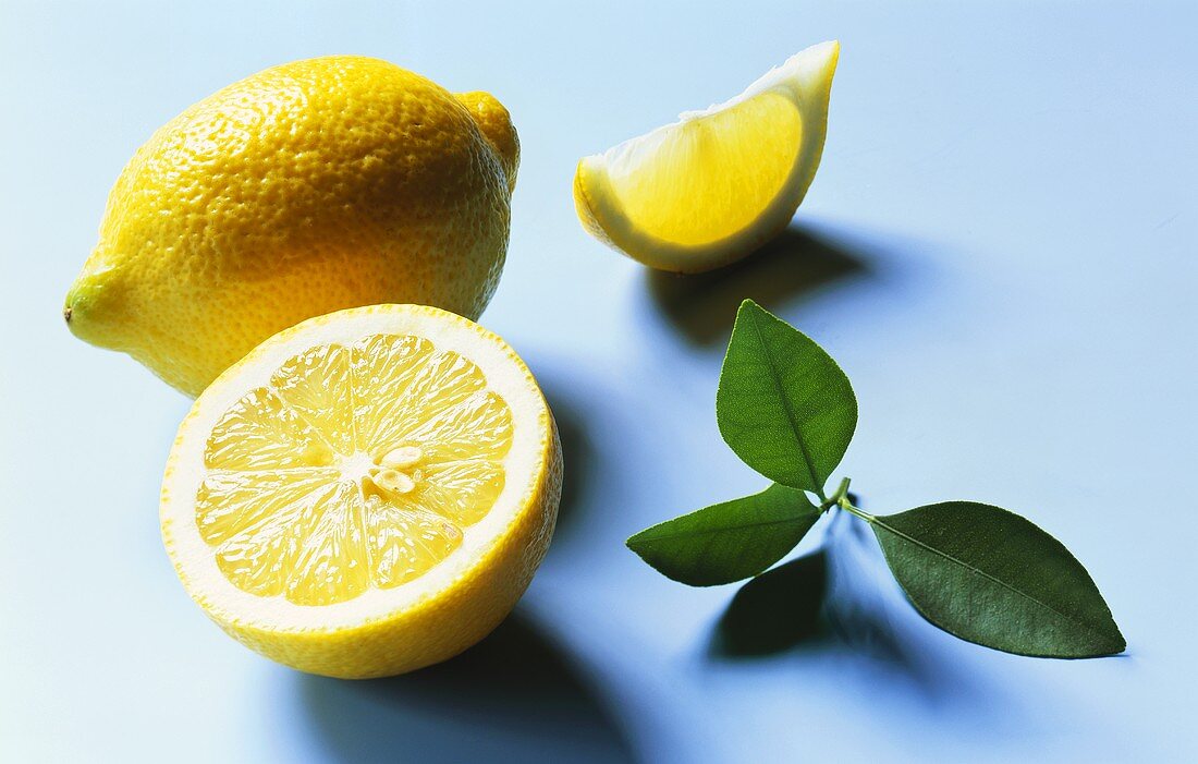 Zitrone und Zitronenblatt