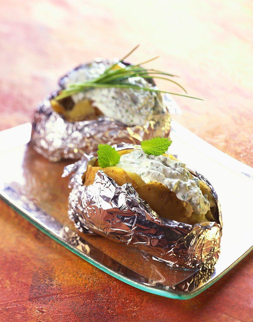 Baked potatoes with herb quark