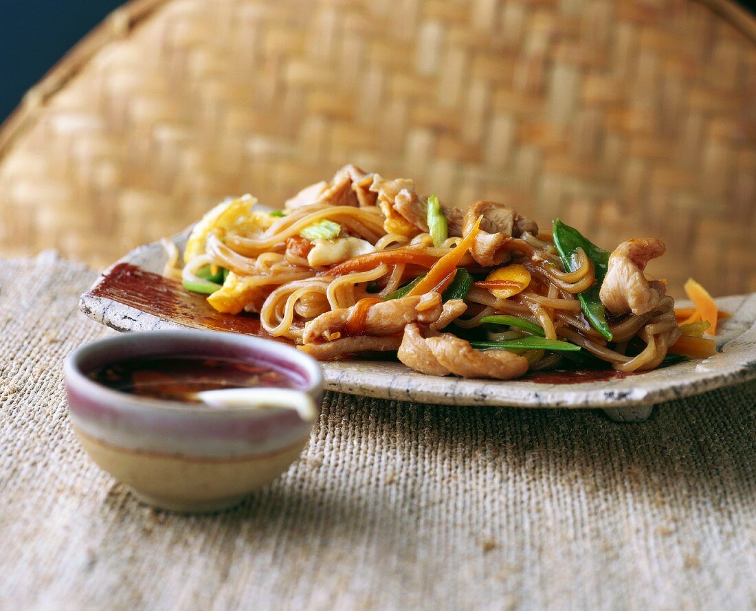 Fried noodles with chicken (Thailand)