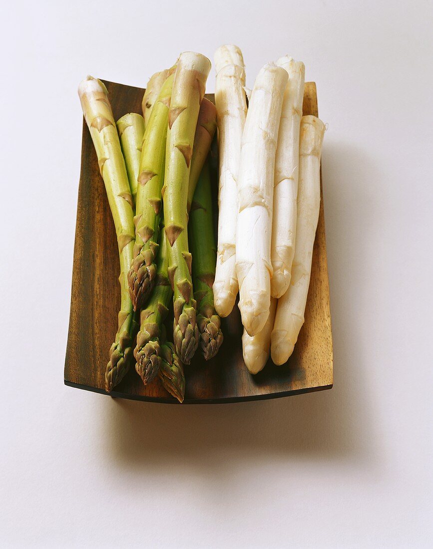 White and green asparagus spears