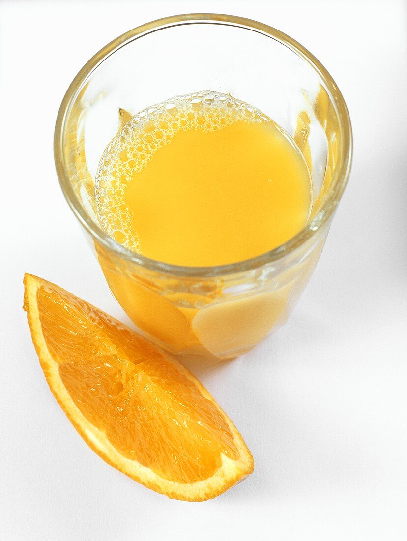 Orangensaft und Orangenschnitz