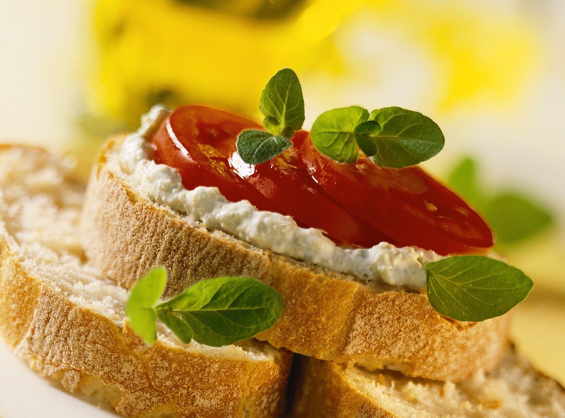 Brot mit Oliven-Soja-Aufstrich und Tomaten