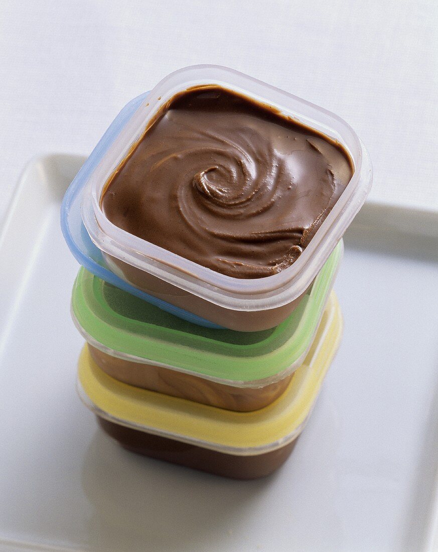 Schokoladenpudding in Plastikdosen