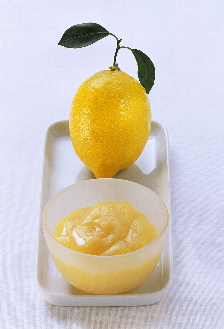 Lemon Curd (Zitronencreme, England) und eine Zitrone