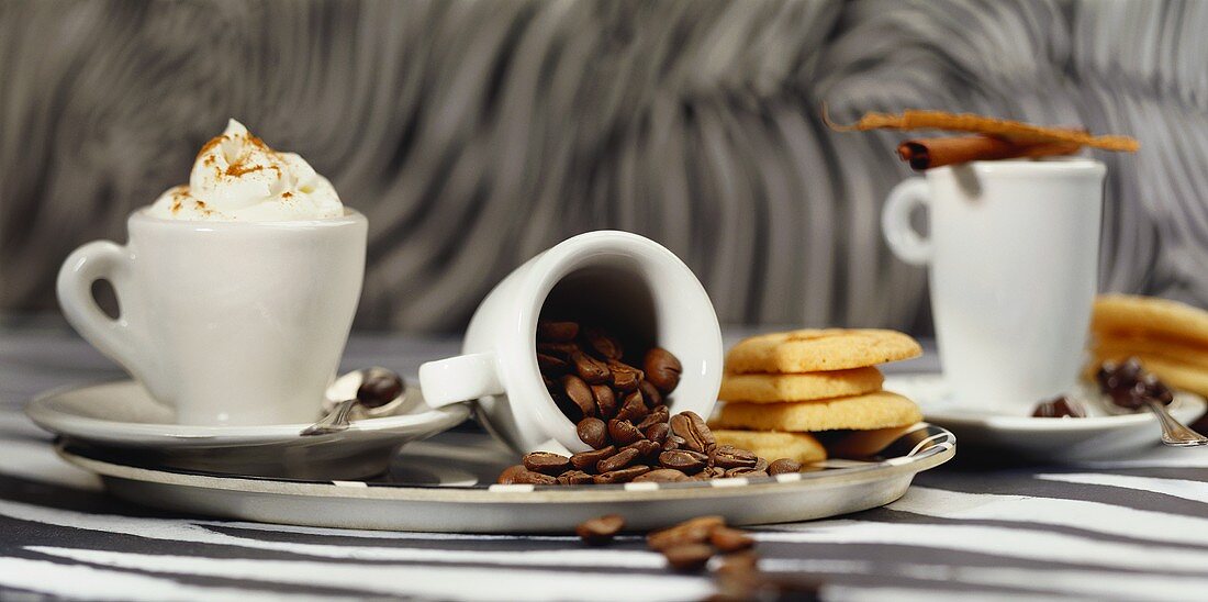 Stillleben mit Kaffee und Keks