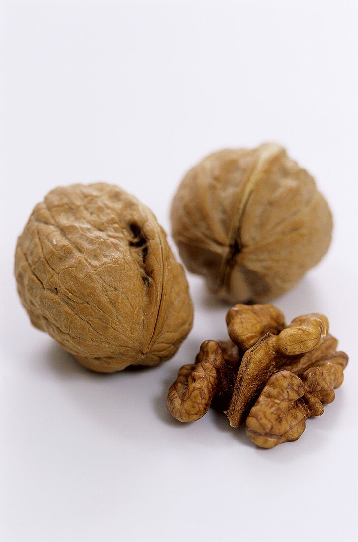 Walnuts, with and without shells