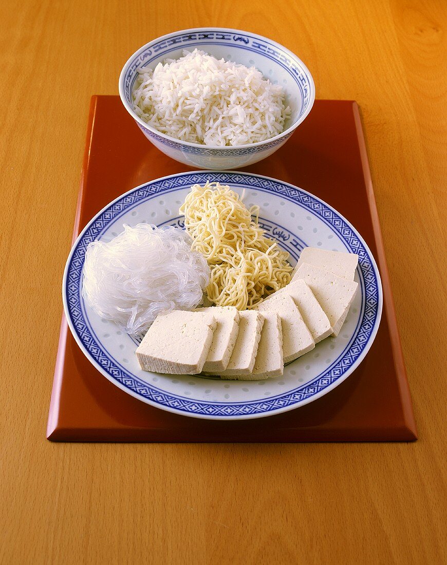 Ingredients for Asian fondue: tofu, glass- & rice noodles, rice