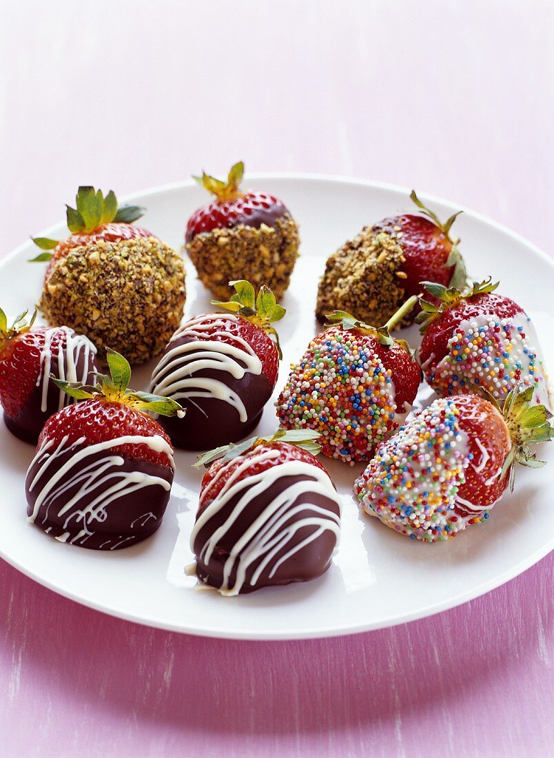 Erdbeeren mit verschiedenen Glasuren