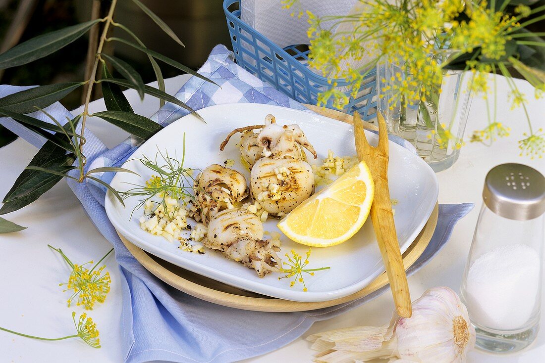 Gegrillte Tintenfische mit Knoblauch