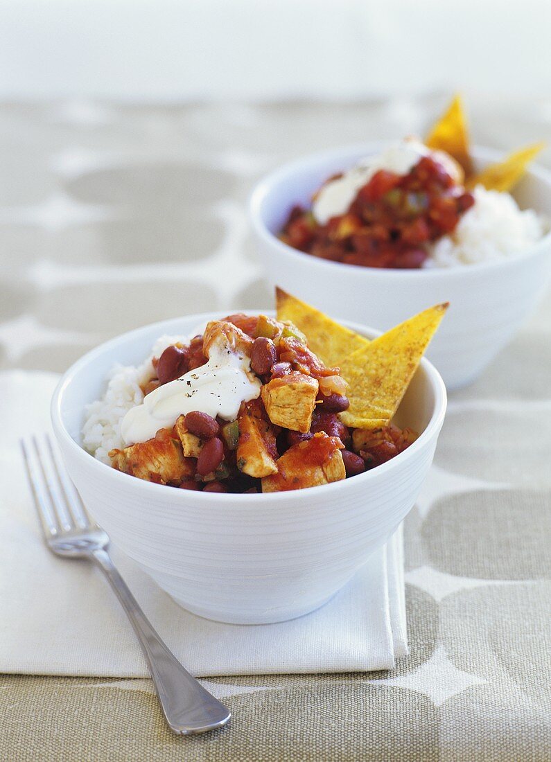 Hähnchen-Bohnen-Ragout mit Nachos auf Reis