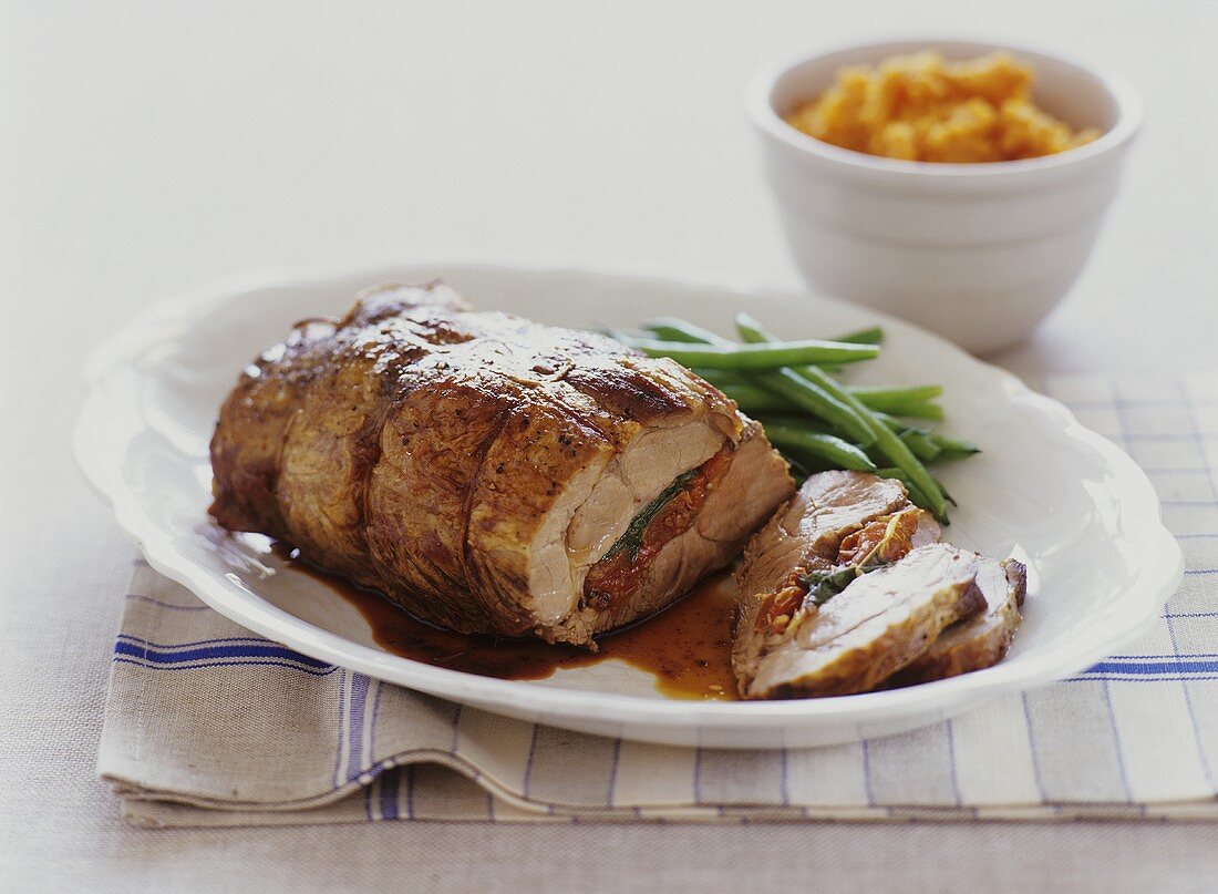 Schweinerollbraten mit getrockneten Tomaten & Spinat gefüllt