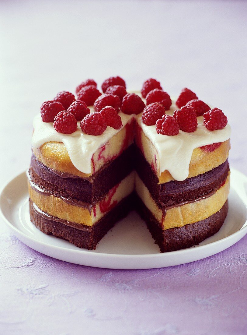 Schwarz-Weiß-Kuchen mit Himbeeren