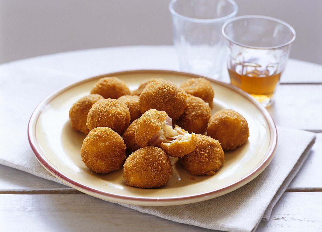 Panierte Mozzarella-Parmaschinken-Bällchen