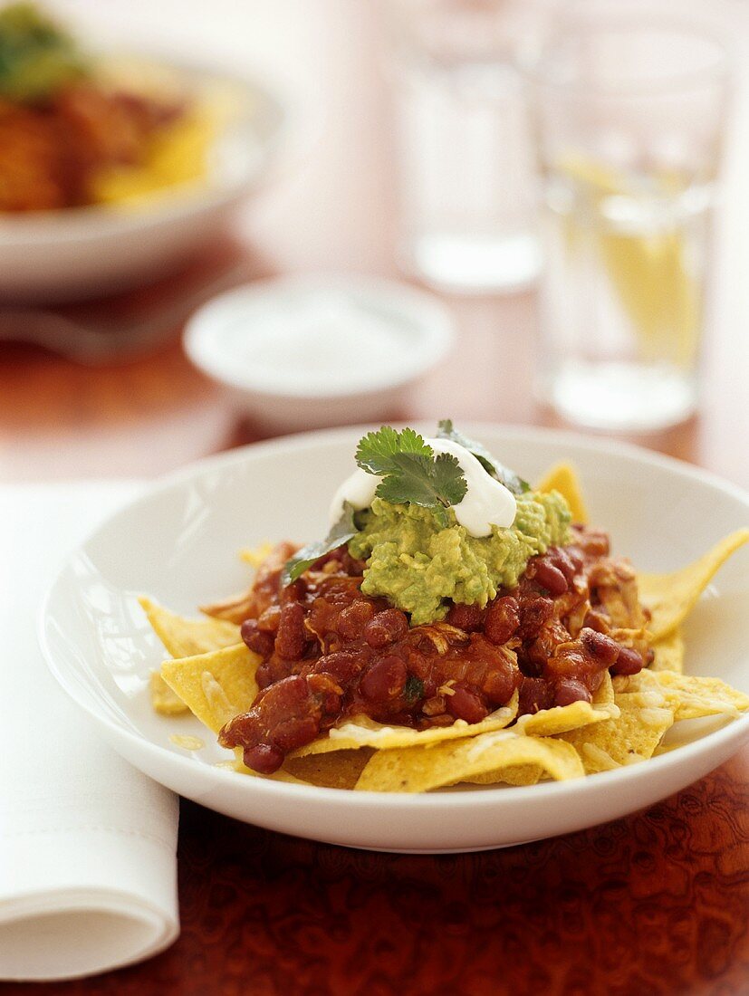 Bohnen-Chili auf Tortillachips