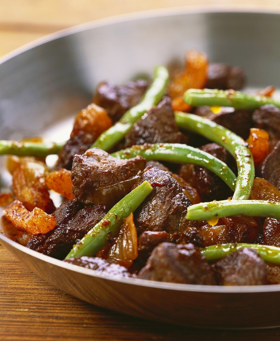 Lamb goulash with green beans in beer sauce
