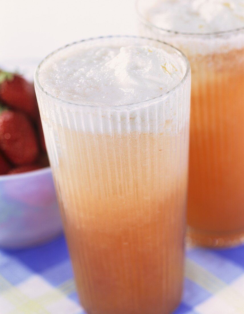 Strawberry blonde (Erdbeer-Sekt-Cocktail mit Vanilleeis)