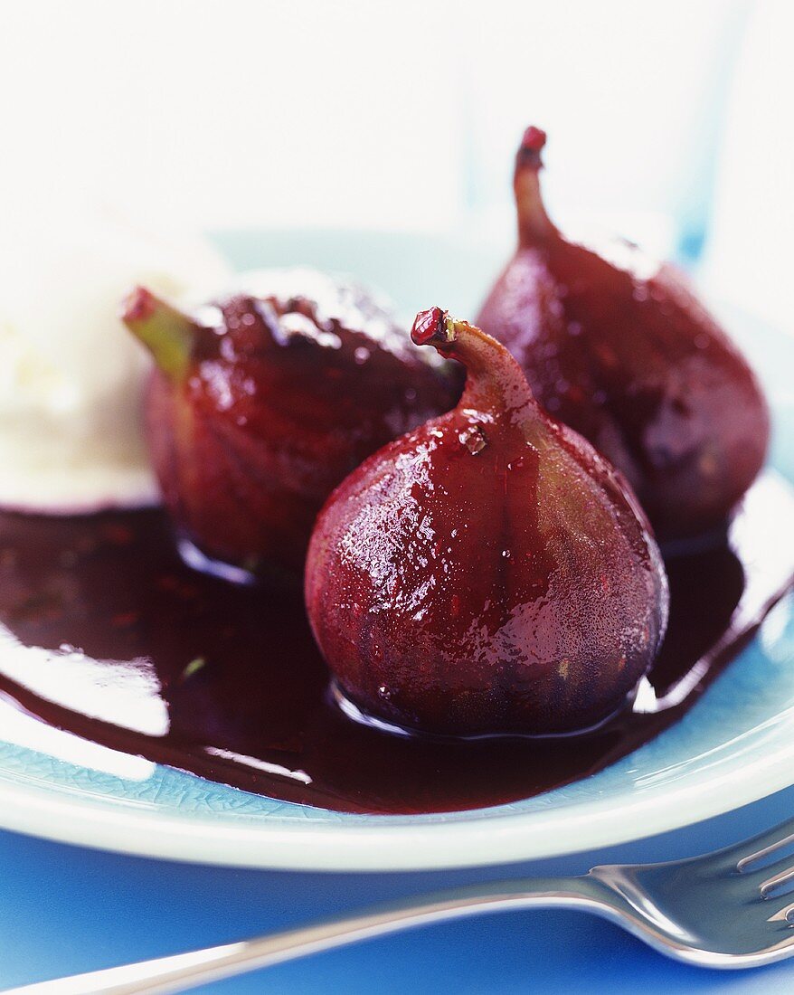 Poached figs with red wine sauce
