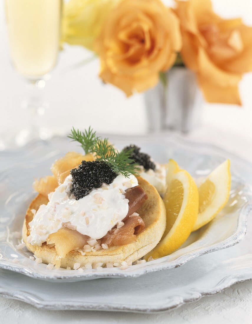 English Muffin mit geräuchertem Stör und Kaviar