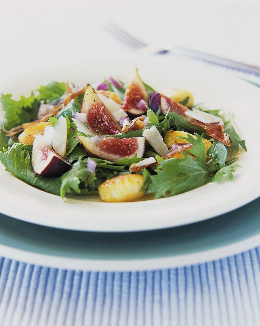Salad leaves with potato gnocchi and figs