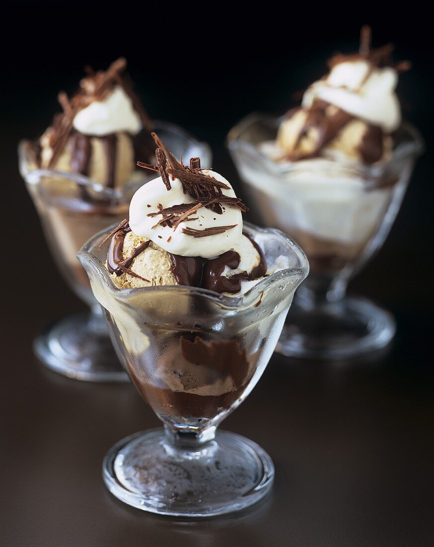 Eisbecher mit Mokkaeis und Schokoladensauce