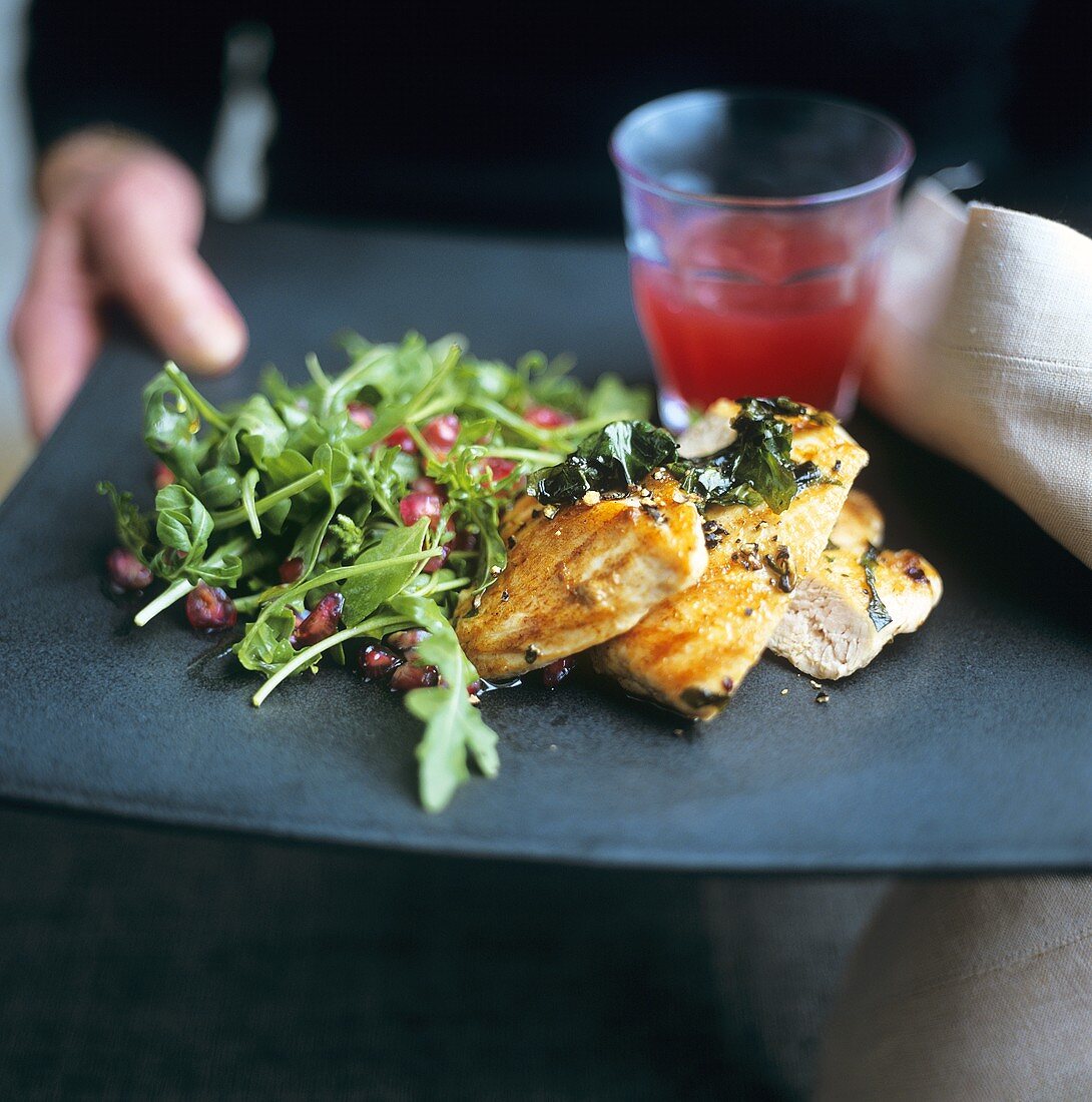 Gegrillte Hähnchenbrust mit Salat