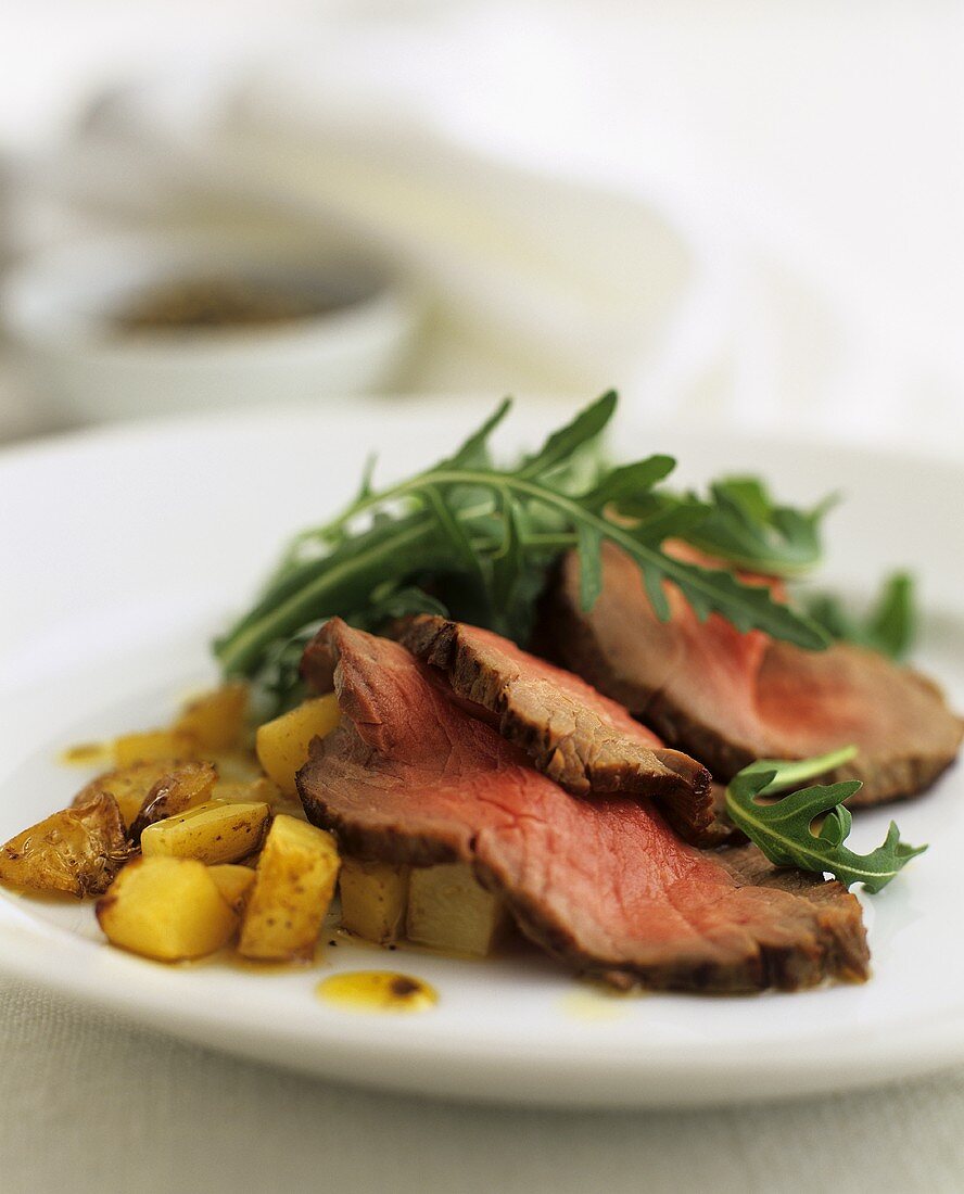 Roast beef with potatoes and rocket