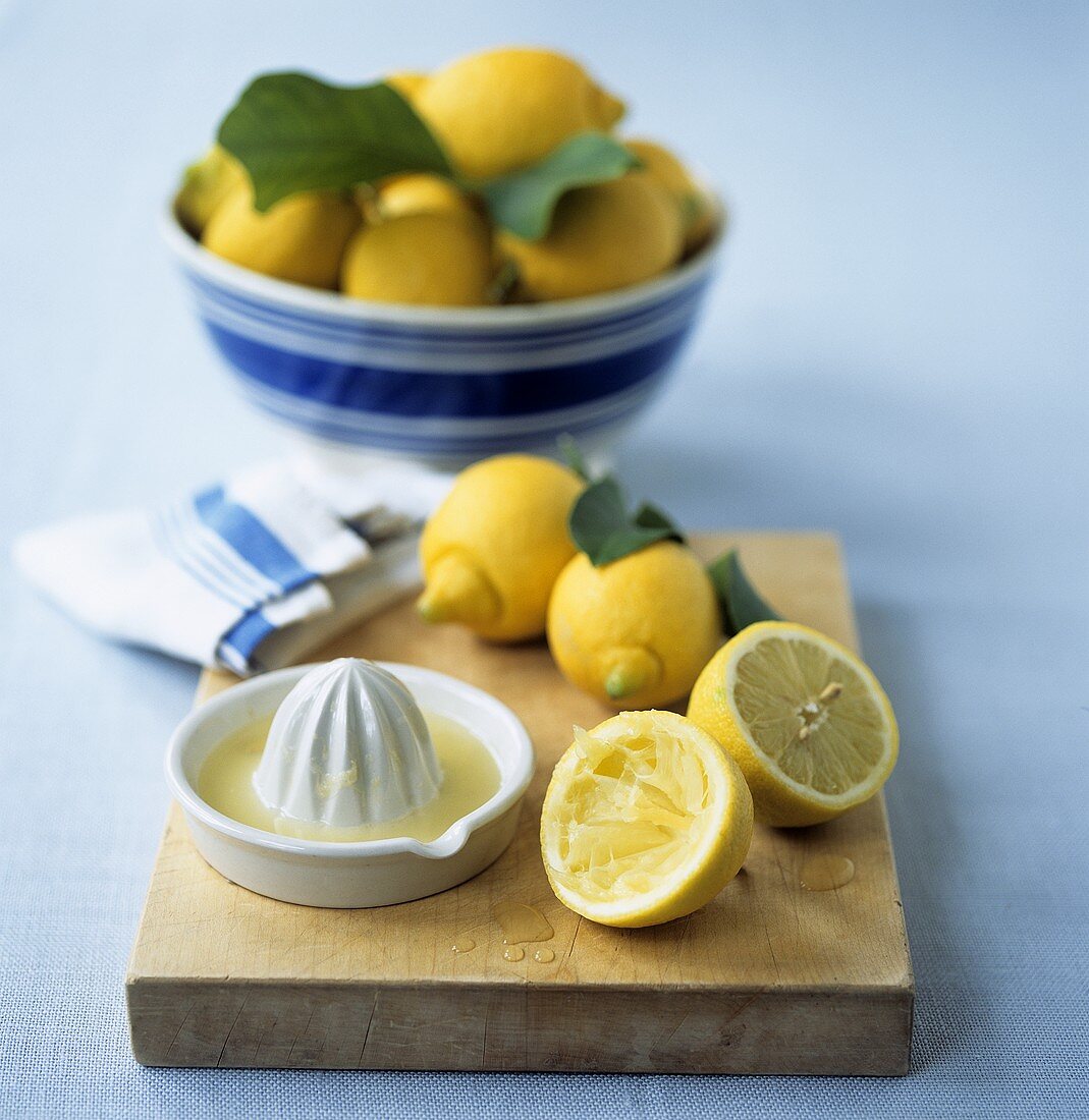 Zitronen und Zitruspresse mit Zitronensaft