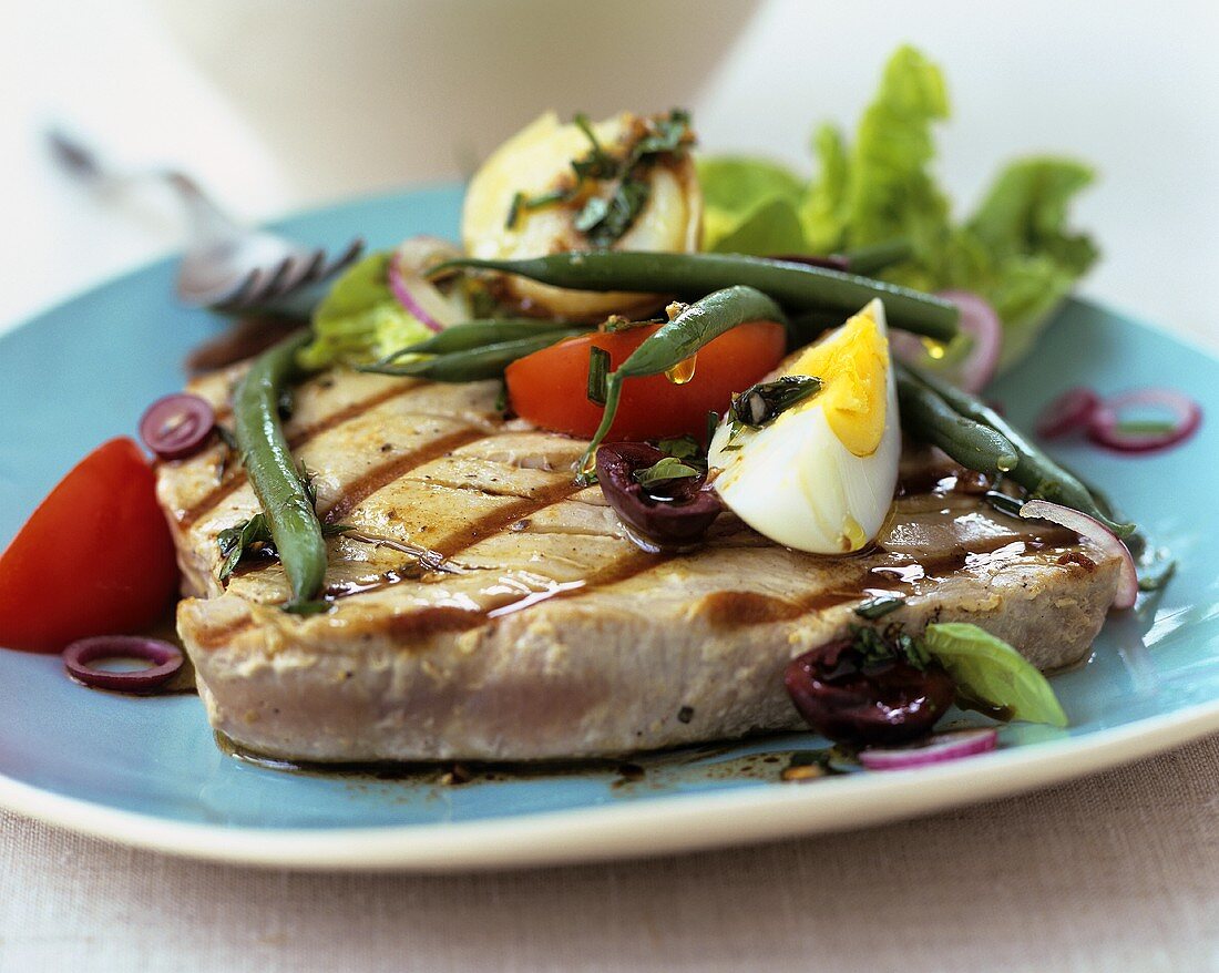 Barbecued tuna steak with green beans and boiled egg