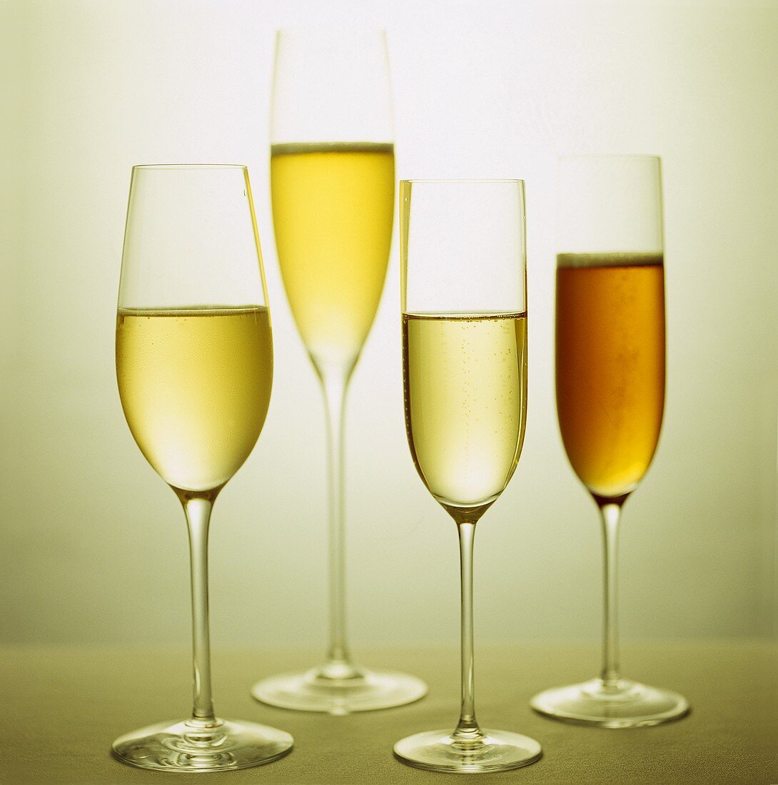Weissweingläser und Champagnerglas