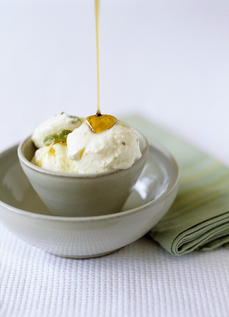 Yoghurt ice cream with honey and pistachios