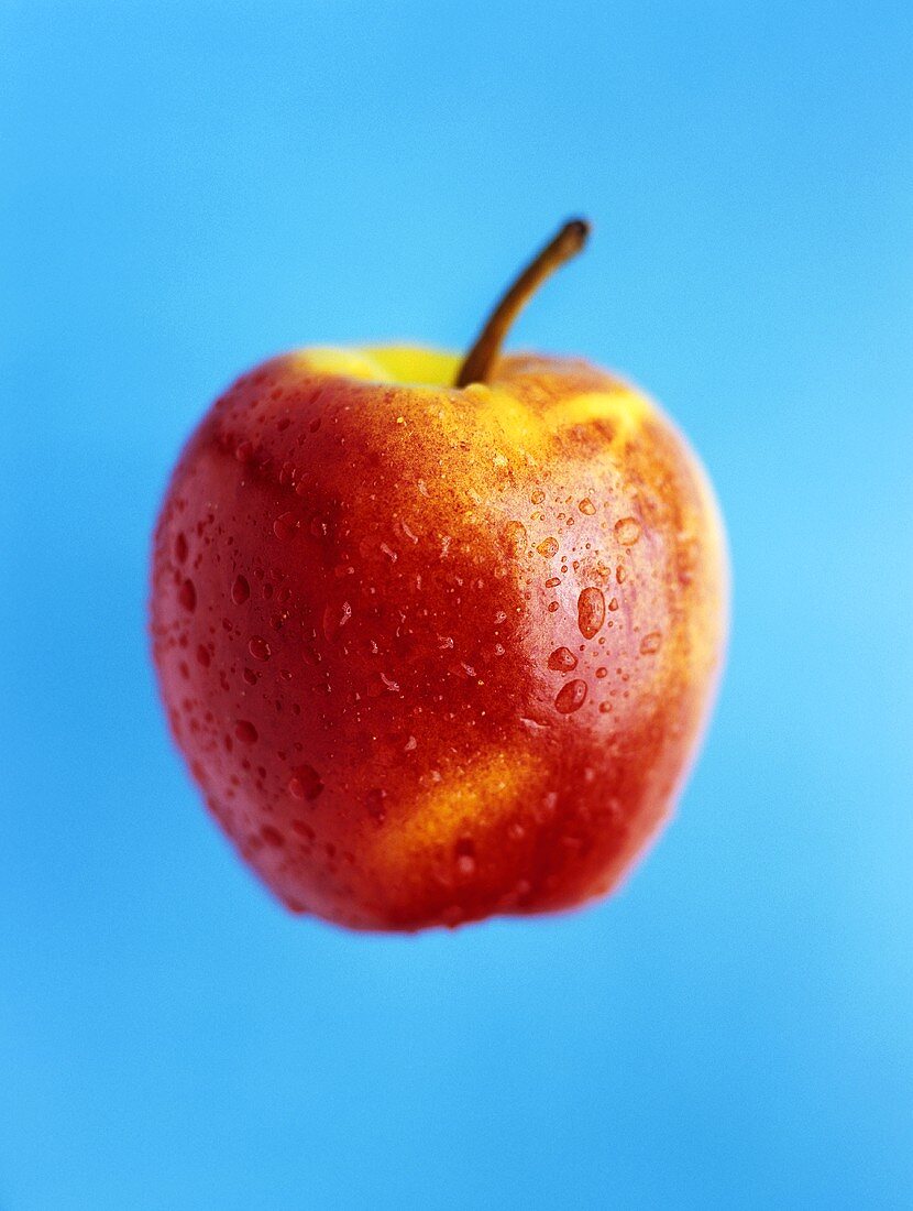 Ein Apfel mit Wassertropfen