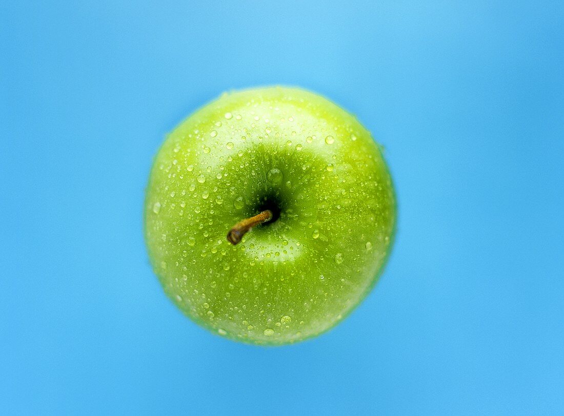 Ein Granny Smith Apfel mit Wassertropfen