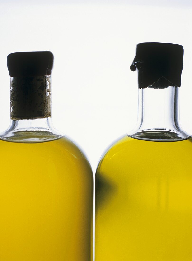 Zwei Flaschen Olivenöl