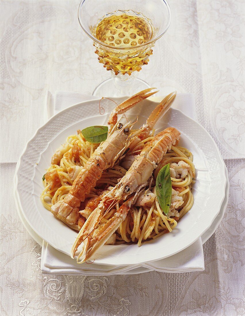 Spaghetti alla Busara (Nudeln mit Scampi & Tomatensauce)