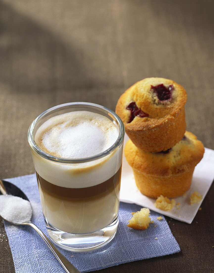 Latte Macchiato und zwei Muffins