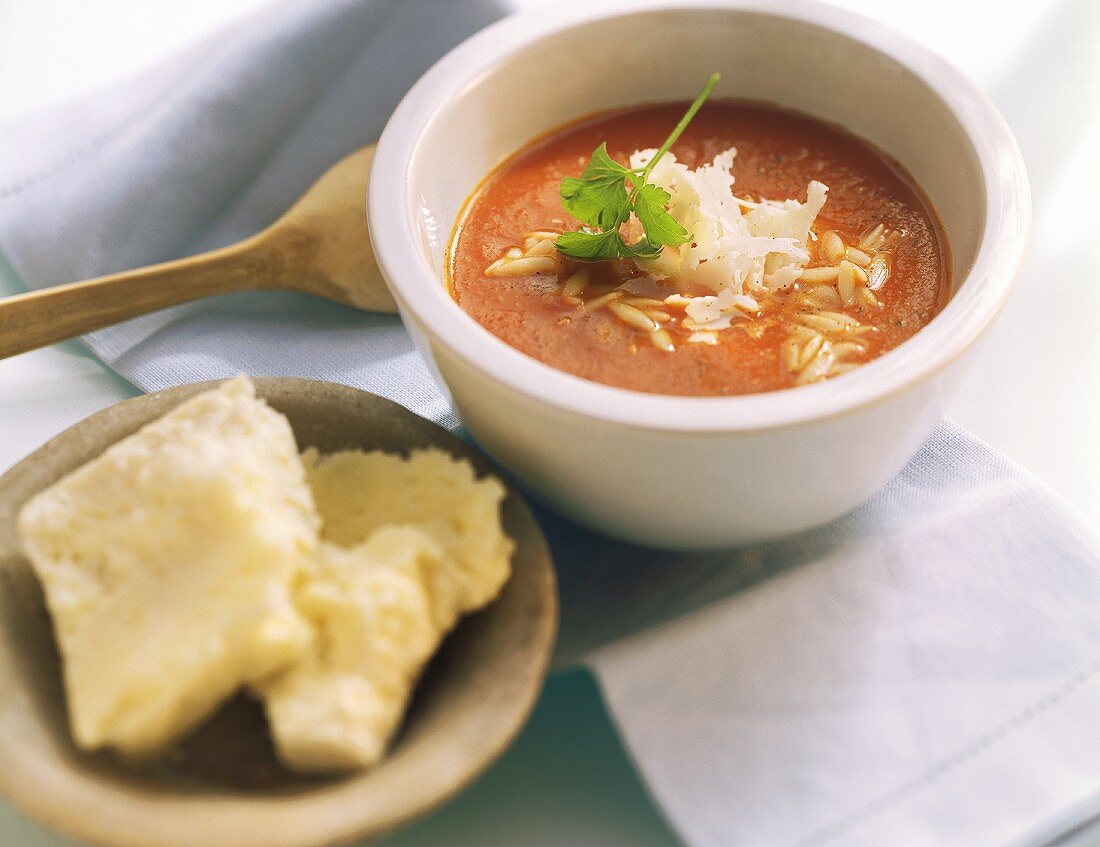 Tomatensuppe mit reisförmigen Nudeln und Parmesan