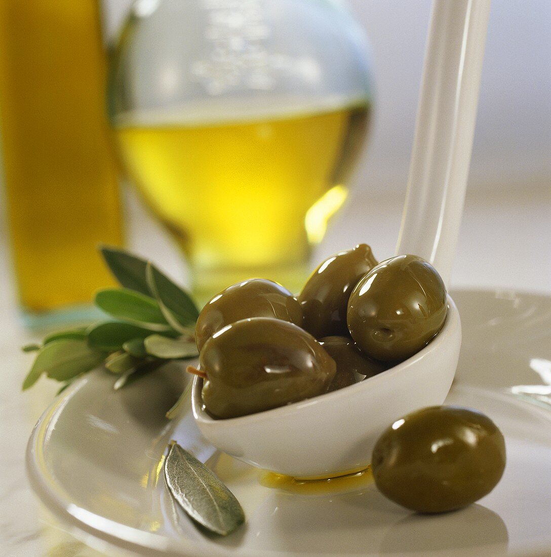 Grüne Oliven mit Olivenöl