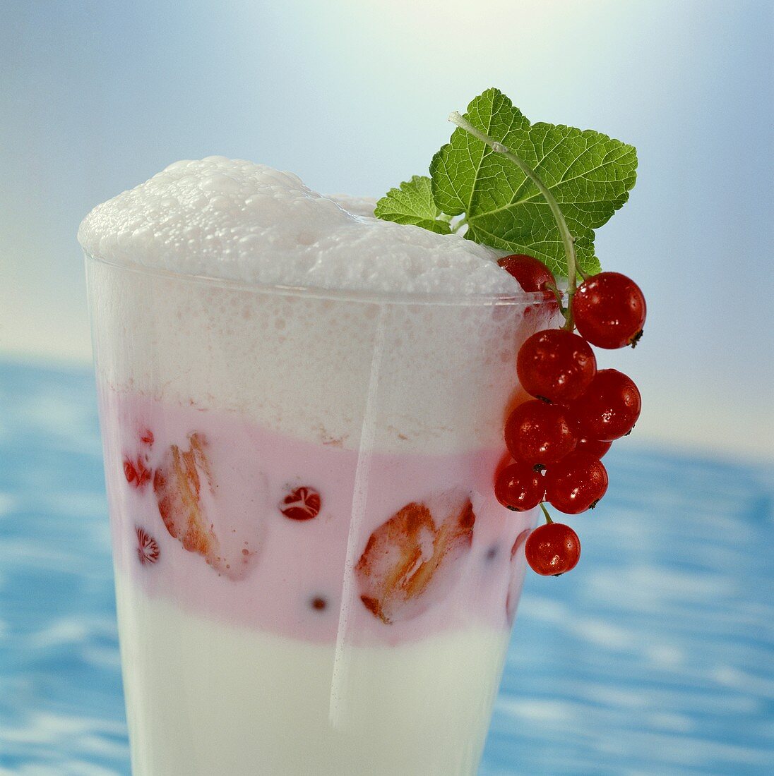 Yoghurt shake with berries