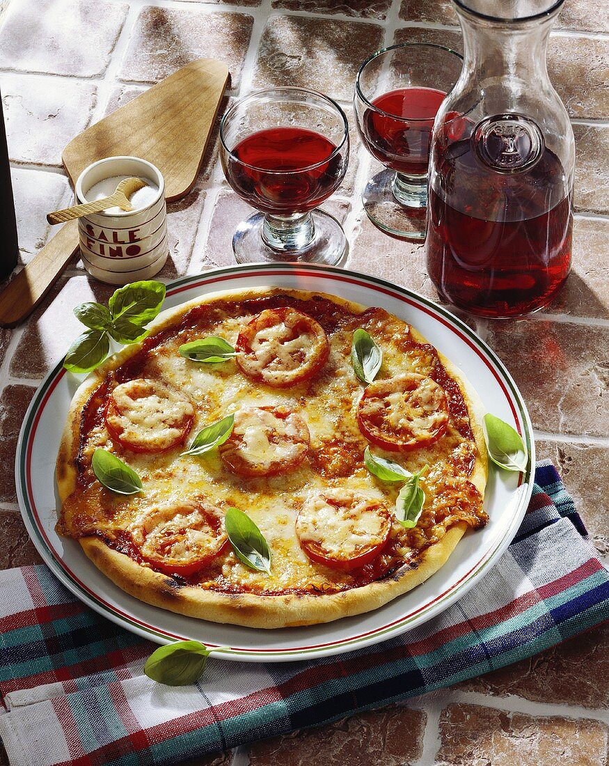 Pizza Margherita (Pizza mit Tomaten & Mozzarella, Italien)